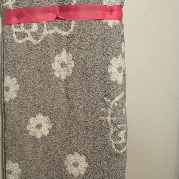 Hello Kitty Daisy Gray and White Throw NWT - Picture 2 of 2